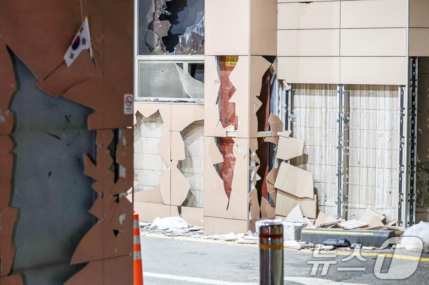 19일 새벽 서울 마포구 서울서부지방법원에 윤석열 대통령에 대한 구속영장 발부 소식에 격분한 윤 대통령 지지자들이 난입해 유리창과 법원 건물 벽면 등을 파손한 흔적이 남아 있다. 2025.1.19/뉴스1 ⓒ News1 민경석 기자