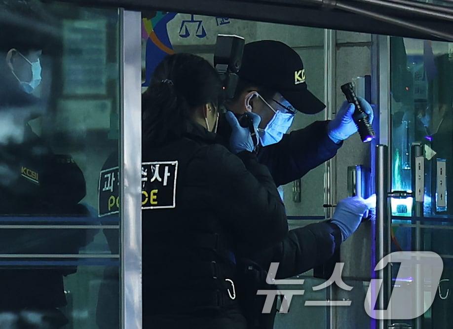 본문 이미지 - 내란 우두머리 혐의를 받는 윤석열 대통령이 구속된 19일 오전 격분한 윤 대통령 지지자들이 난입해 기물이 파손된 서울 마포구 서울서부지방법원 출입문에서 경찰 과학수사 요원들이 현장감식을 하고 있다. 윤 대통령은 이날 새벽 ‘12·3 비상계엄 사태’가 발생한지 47일 만이자, 고위공직자범죄수사처에 체포된 지 나흘 만에 구속됐다. 현직 대통령의 구속은 헌정사상 처음이다. 2025.1.19/뉴스1 ⓒ News1 오대일 기자