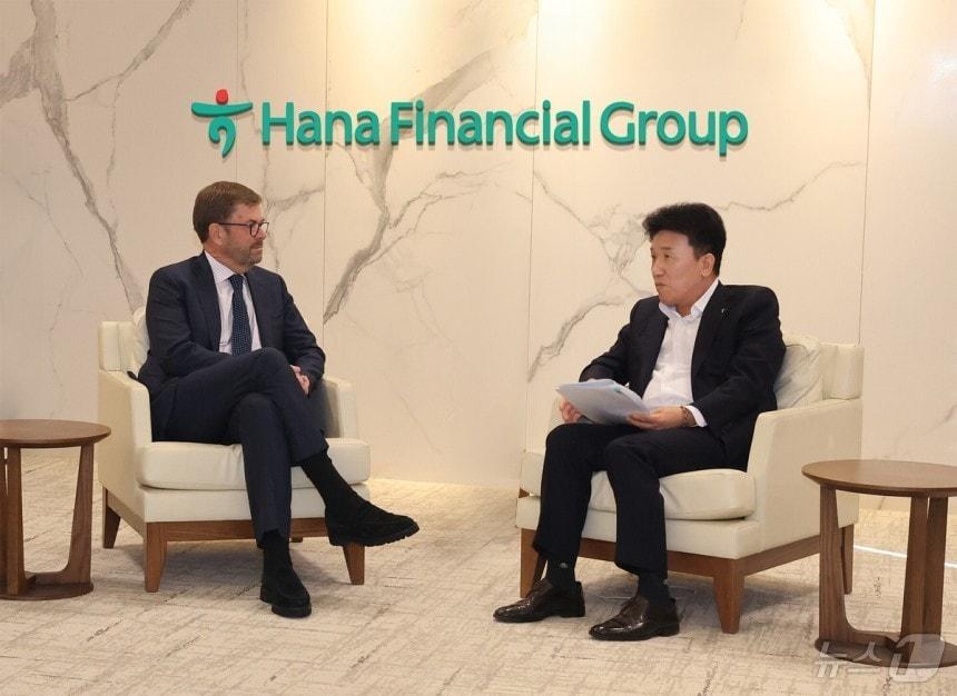 본문 이미지 - 함영주 하나금융그룹 회장이 17일 서울 중구 을지로 하나금융그룹 명동 사옥에서 존 코노턴 베인캐피탈 글로벌 CEO와 최고경영자 미팅을 가지고 있다. (하나금융그룹 자료 제공)