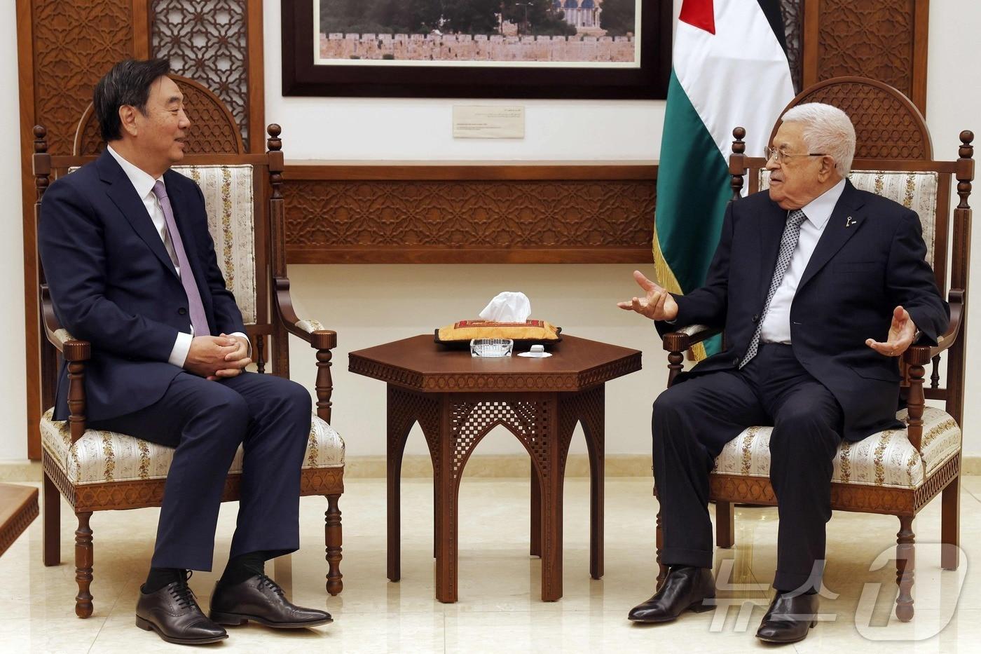 본문 이미지 - 마무드 아바스 팔레스타인 자치정부 수반이 18일 (현지시간) 서안 지구 라말라를 방문한 자이쥔 중국 중동문제 특사와 만나고 있다. 2025.01.19 ⓒ AFP=뉴스1
