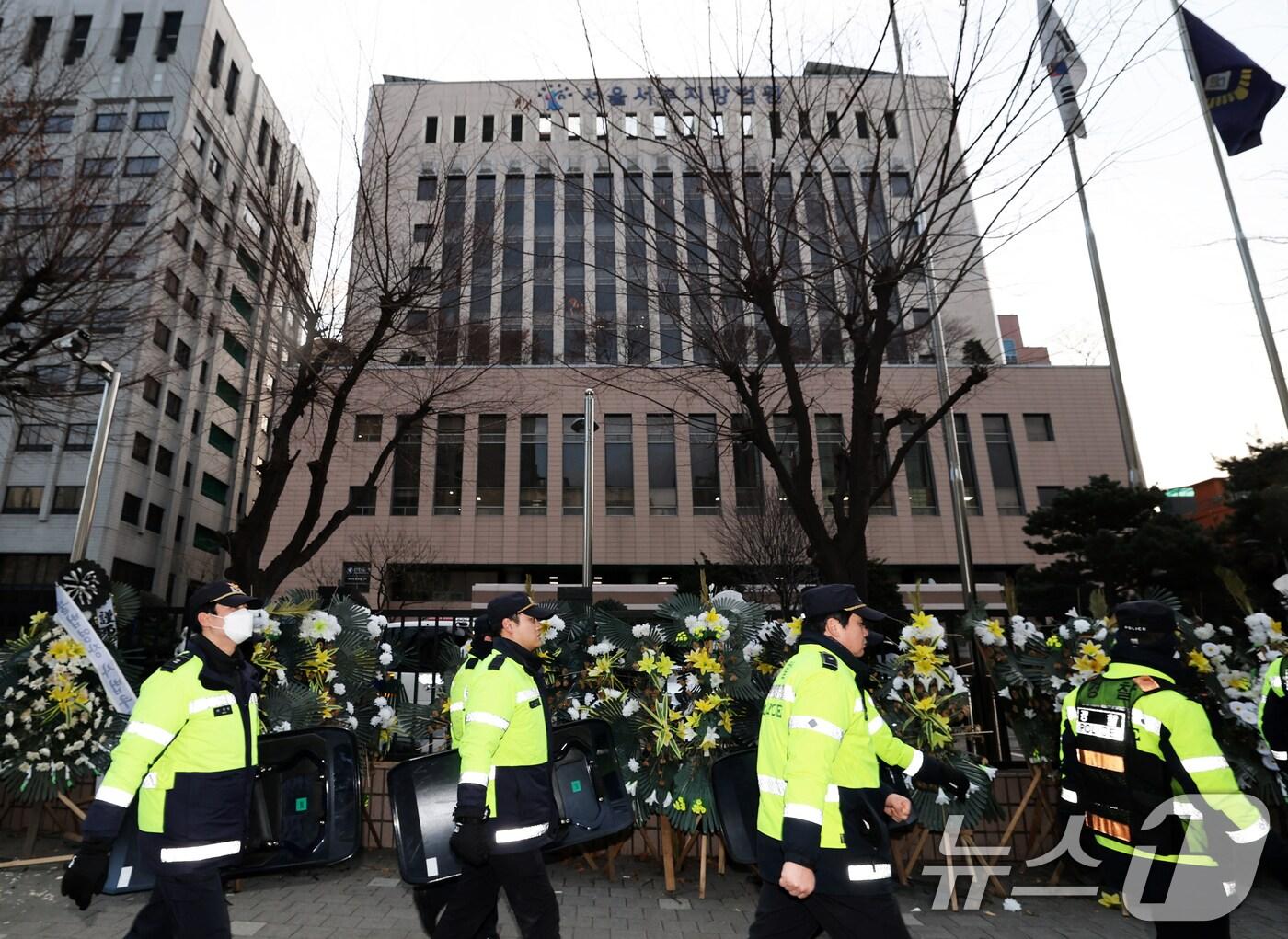 본문 이미지 - 내란 우두머리 혐의를 받는 윤석열 대통령이 구속된 19일 오전 격분한 윤 대통령 지지자들이 난입해 기물이 파손된 서울 마포구 서울서부지방법원 앞에서 경찰 병력이 이동하고 있다. 윤 대통령은 이날 새벽 ‘12·3 비상계엄 사태’가 발생한지 47일 만이자, 고위공직자범죄수사처에 체포된 지 나흘 만에 구속됐다. 현직 대통령의 구속은 헌정사상 처음이다. 2025.1.19/뉴스1 ⓒ News1 오대일 기자