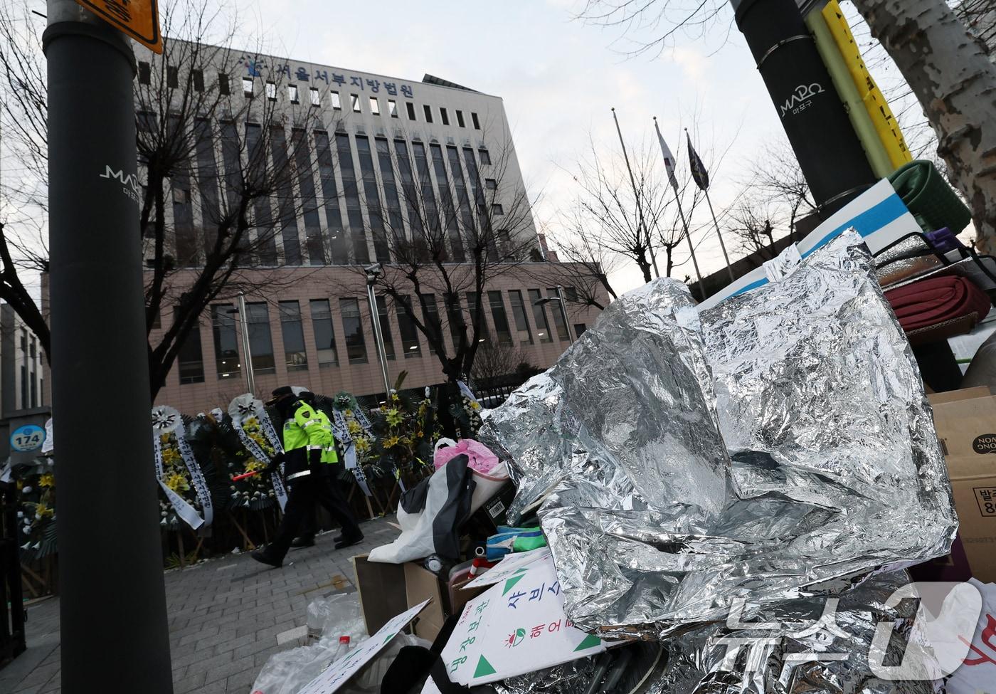 내란 우두머리 혐의를 받는 윤석열 대통령이 구속된 19일 오전 격분한 윤 대통령 지지자들이 난입해 기물이 파손된 서울 마포구 서울서부지방법원 앞에서 경찰 병력이 이동하고 있다. 2025.1.19/뉴스1 ⓒ News1 오대일 기자