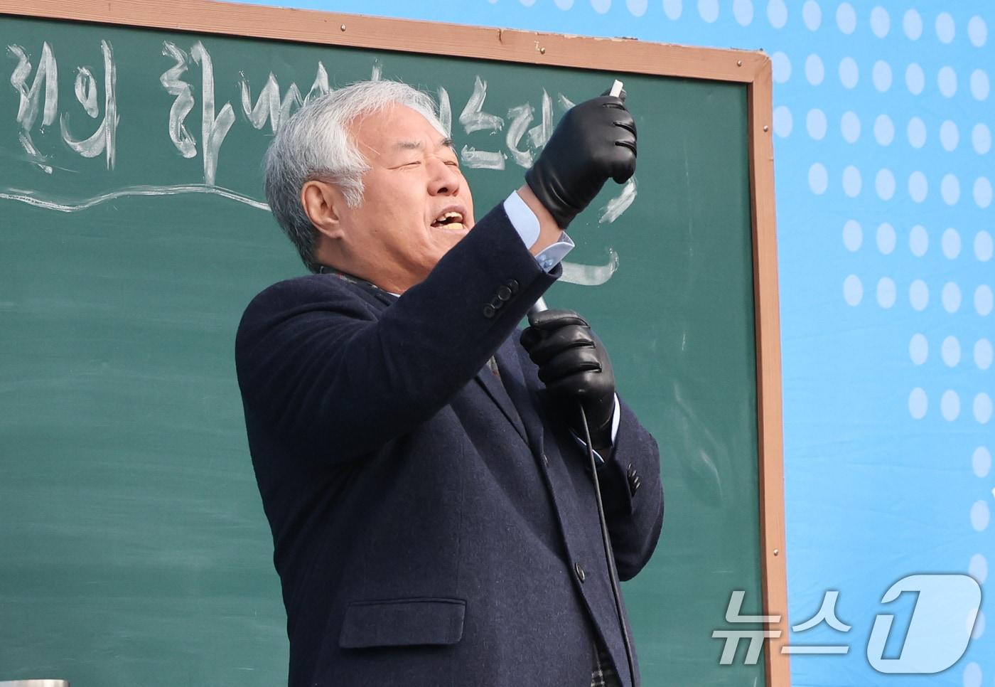 전광훈 목사가 19일 서울 종로구 세종대로에서 사랑제일교회 주최로 열린 전국 주일 연합 예배에서 발언하고 있다. 2025.1.19/뉴스1