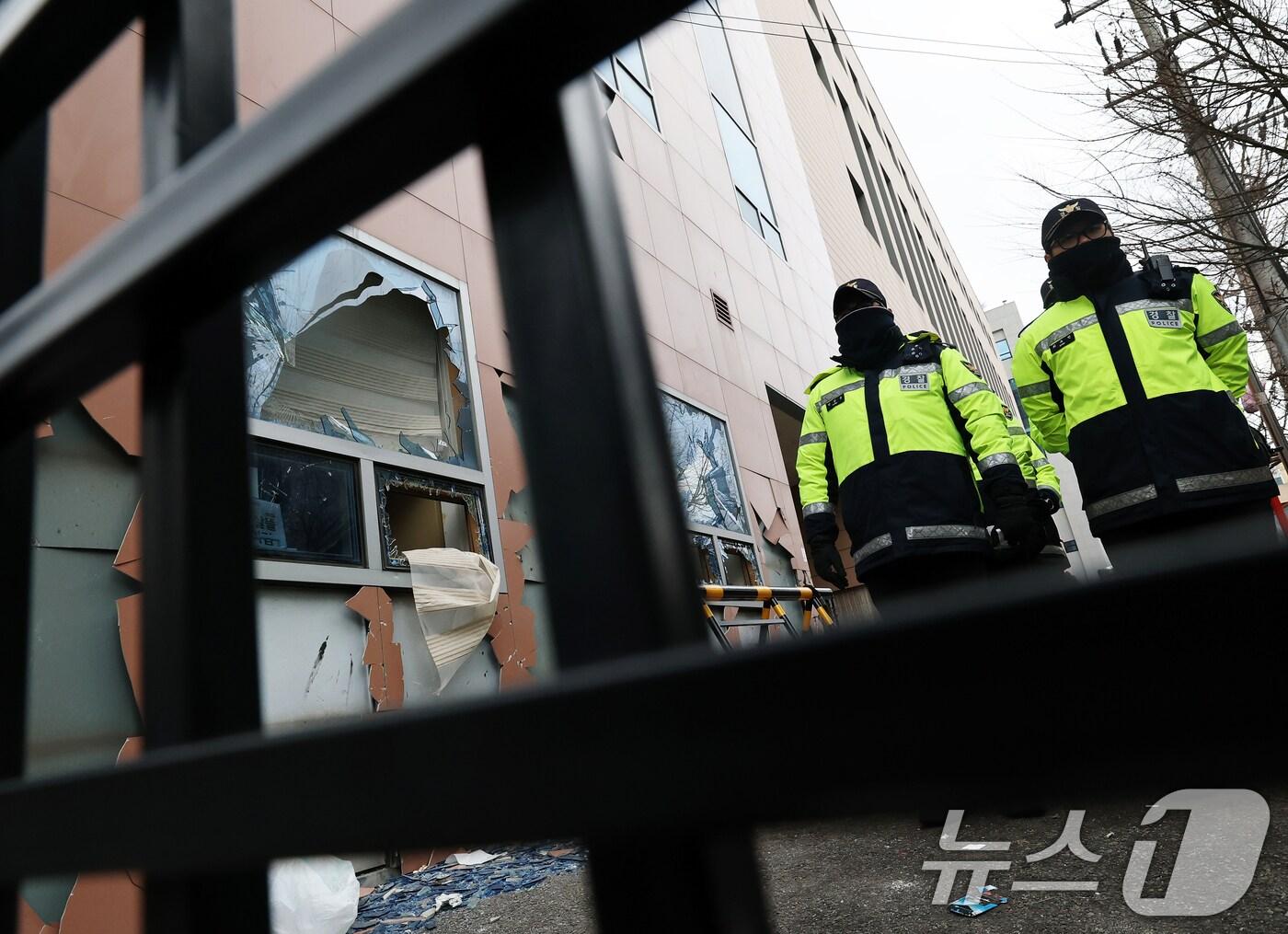 본문 이미지 - 내란 우두머리 혐의를 받는 윤석열 대통령이 구속된 19일 오전 격분한 윤 대통령 지지자들이 난입해 유리창이 파손된 서울 마포구 서울서부지방법원 앞에서 경찰 병력이 대기하고 있다. 2025.1.19/뉴스1 ⓒ News1 오대일 기자