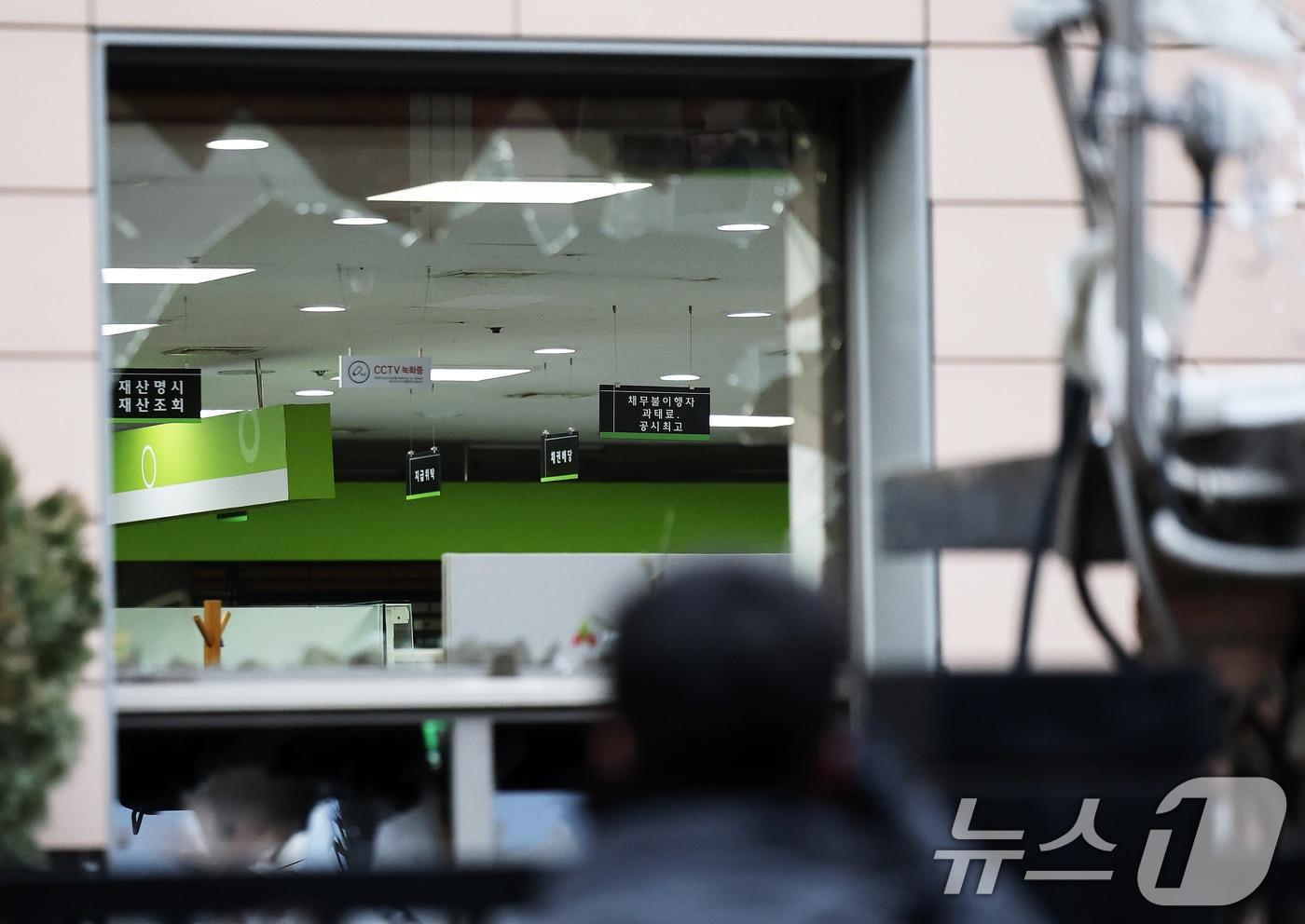 내란 우두머리 혐의를 받는 윤석열 대통령이 구속된 지난 1월 19일 오전 격분한 윤 대통령 지지자들이 난입해 유리창이 파손된 서울 마포구 서울서부지방법원 앞에서 경찰이 현장을 통제하고 있다.  2025.1.19/뉴스1 ⓒ News1 오대일 기자