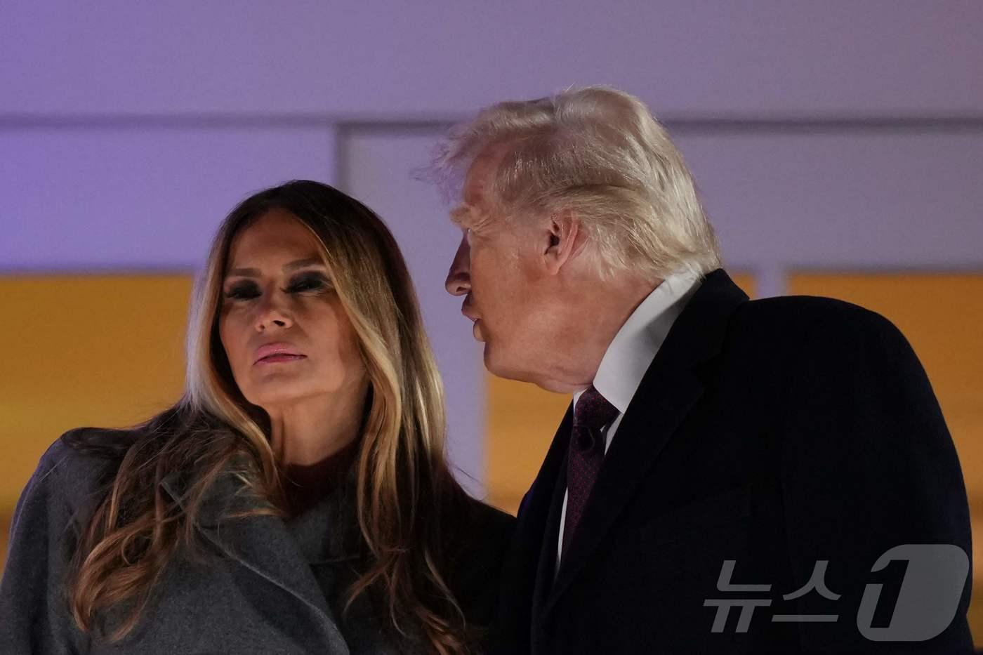 도널드 트럼프 대통령 당선인과 부인 멜라니아 여사가 18일 (현지시간) 버지니아주 스털링에 있는 트럼프 내셔널 골프클럽에서 열린 리셉션 중 불꽃놀이를 보고 있다. 2025.01.19 ⓒ AFP=뉴스1 ⓒ News1 우동명 기자