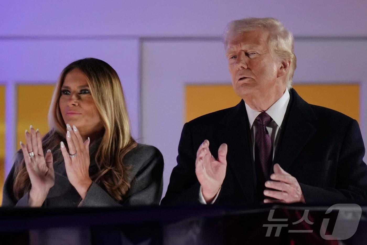 도널드 트럼프 대통령 당선인과 부인 멜라니아 여사가 18일 (현지시간) 버지니아주 스털링에 있는 트럼프 내셔널 골프클럽에서 열린 리셉션 중 불꽃놀이를 보고 있다. 2025.01.19 ⓒ AFP=뉴스1 ⓒ News1 우동명 기자