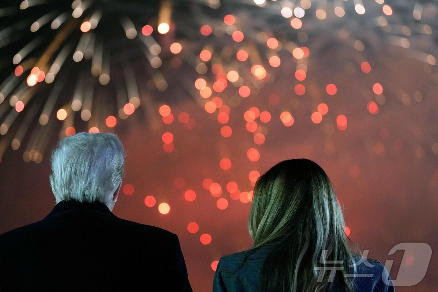 도널드 트럼프 대통령 당선인과 부인 멜라니아 여사가 18일 &#40;현지시간&#41; 버지니아주 스털링에 있는 트럼프 내셔널 골프클럽에서 열린 리셉션 중 불꽃놀이를 보고 있다. 2025.01.19 ⓒ AFP=뉴스1 ⓒ News1 우동명 기자