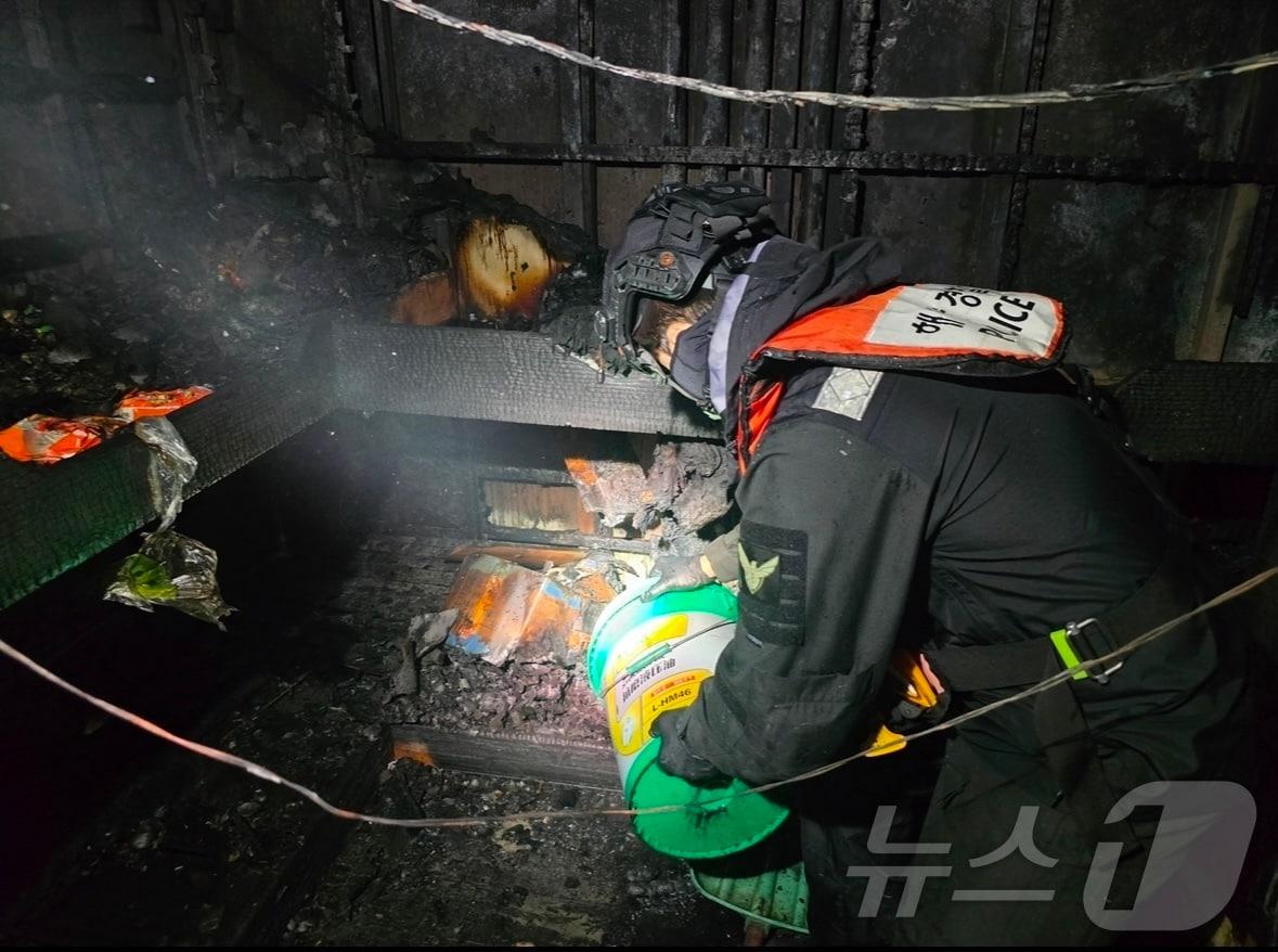 본문 이미지 - 19일 오후 5시 49분쯤 배타적경제수역(EEZ)에 있던 217톤급 중국 어선 A 호에서 불이 나 해경이 화재 원인을 조사하고 있다.(목포해경 제공)2025.1.19/뉴스1