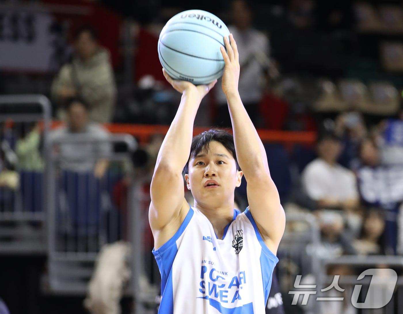 본문 이미지 - 부산 사직실내체육관에서 KCC 허웅이 3점슛을 하고 있다. 2025.1.19/뉴스1 ⓒ News1 윤일지 기자