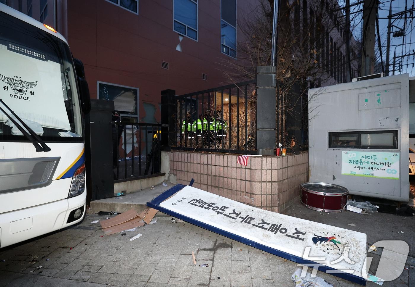 내란 우두머리 혐의를 받는 윤석열 대통령이 구속된 19일 오전 격분한 윤 대통령 지지자들의 난입 사태가 발생한 서울 마포구 서울서부지방법원 후문에 서부지법 현판이 파손된 채 놓여 있다. 2025.1.19/뉴스1 ⓒ News1 오대일 기자