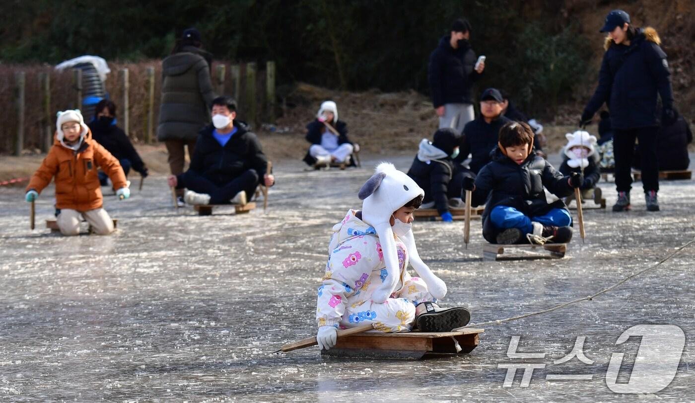절기상 대한(大寒)을 하루 앞둔 19일 경북 포항시 북구 흥해읍 덕실마을 썰매장에서 시민들이 즐거운 시간을 보내고 있다. 2025.1.19/뉴스1 ⓒ News1 최창호 기자