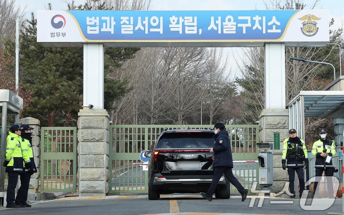내란 우두머리 혐의를 받는 윤석열 대통령이 구속된 19일 오후 경기 의왕시 서울구치소로 차량이 들어가고 있다. 한편, 고위공직자범죄수사처&#40;공수처&#41;가 이날 구속된 당일 조사를 위해 오후 2시에 출석하라고 요구했지만, 윤 대통령은 응하지 않기로 했다. 공수처는 강제인치&#40;강제연행&#41;나 구치소 방문 조사 등도 검토할 것으로 보인다. 2025.1.19/뉴스1 ⓒ News1 김진환 기자
