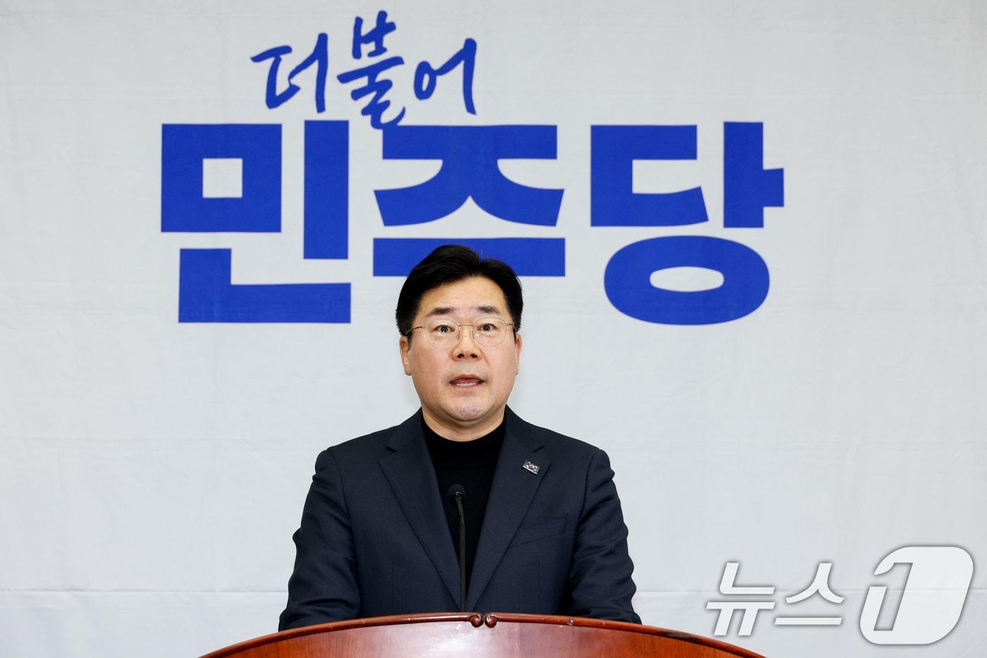 박찬대 더불어민주당 원내대표가 19일 오후 서울 여의도 국회에서 열린 비상의원총회에 참석해 모두 발언하고 있다. 2025.1.19/뉴스1 ⓒ News1 안은나 기자