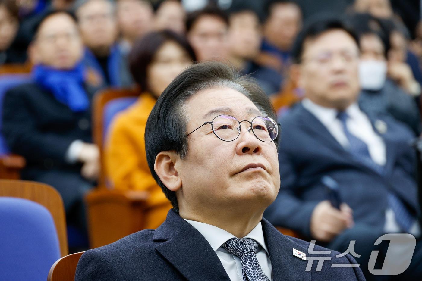 이재명 더불어민주당 대표가 19일 오후 서울 여의도 국회에서 열린 비상의원총회에 참석해 박찬대 원내대표 발언을 듣고 있다. 2025.1.19/뉴스1 ⓒ News1 안은나 기자