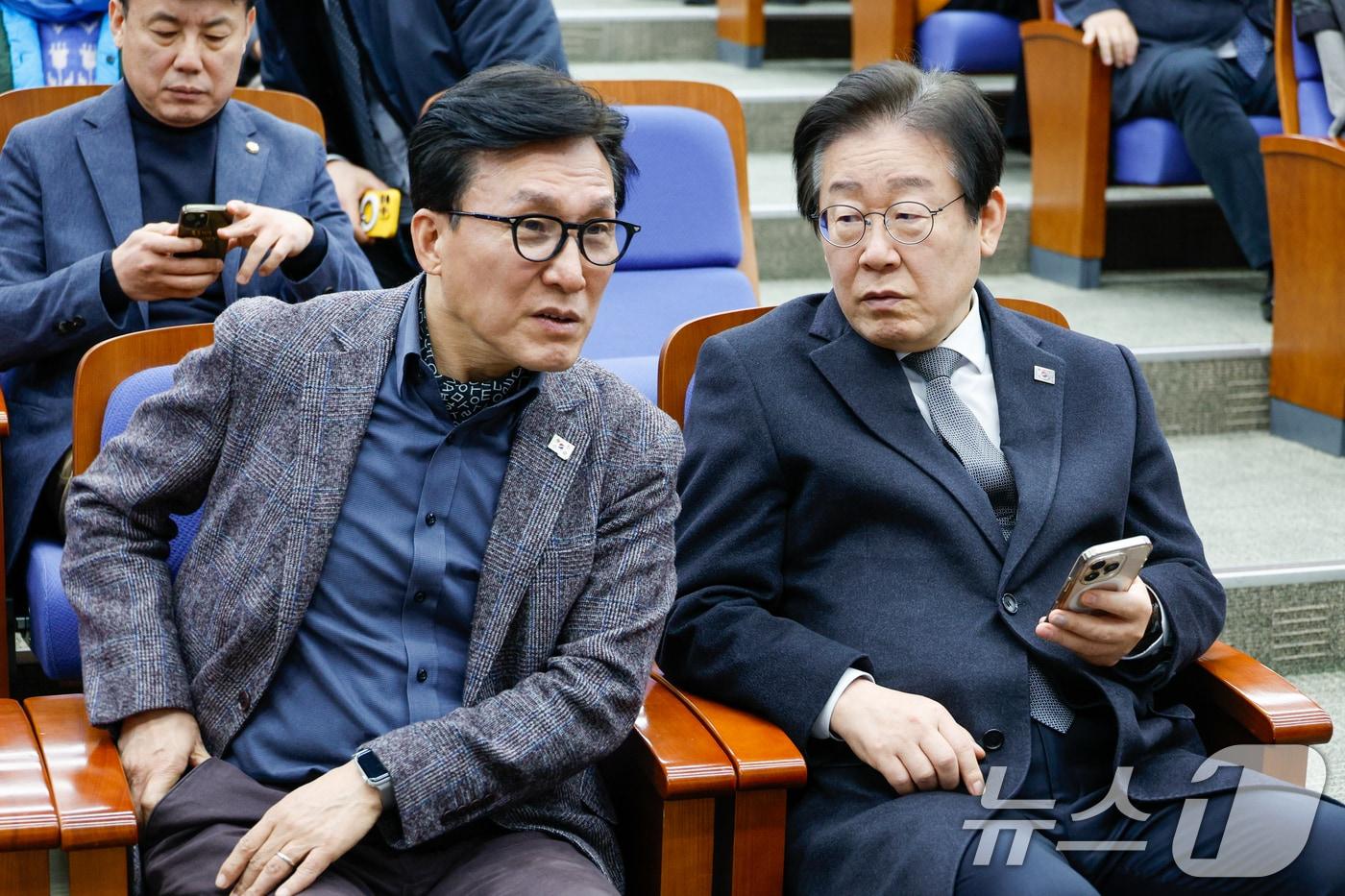 본문 이미지 - 이재명 더불어민주당 대표(오른쪽)와 김민석 최고위원이 지난 1월 19일 오후 서울 여의도 국회에서 열린 비상의원총회에 참석해 대화하고 있다. 2025.1.19/뉴스1 ⓒ News1 안은나 기자