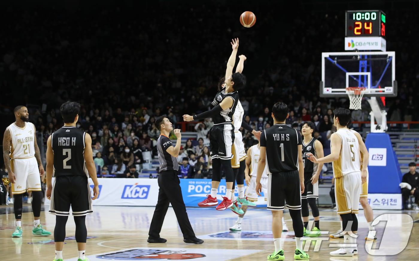 19일 오후 부산 사직실내체육관에서 2024-2025 KCC 프로농구 올스타전 팀 크블몽과 팀 공아지의 경기가 시작되고 있다. 2025.1.19/뉴스1 ⓒ News1 윤일지 기자