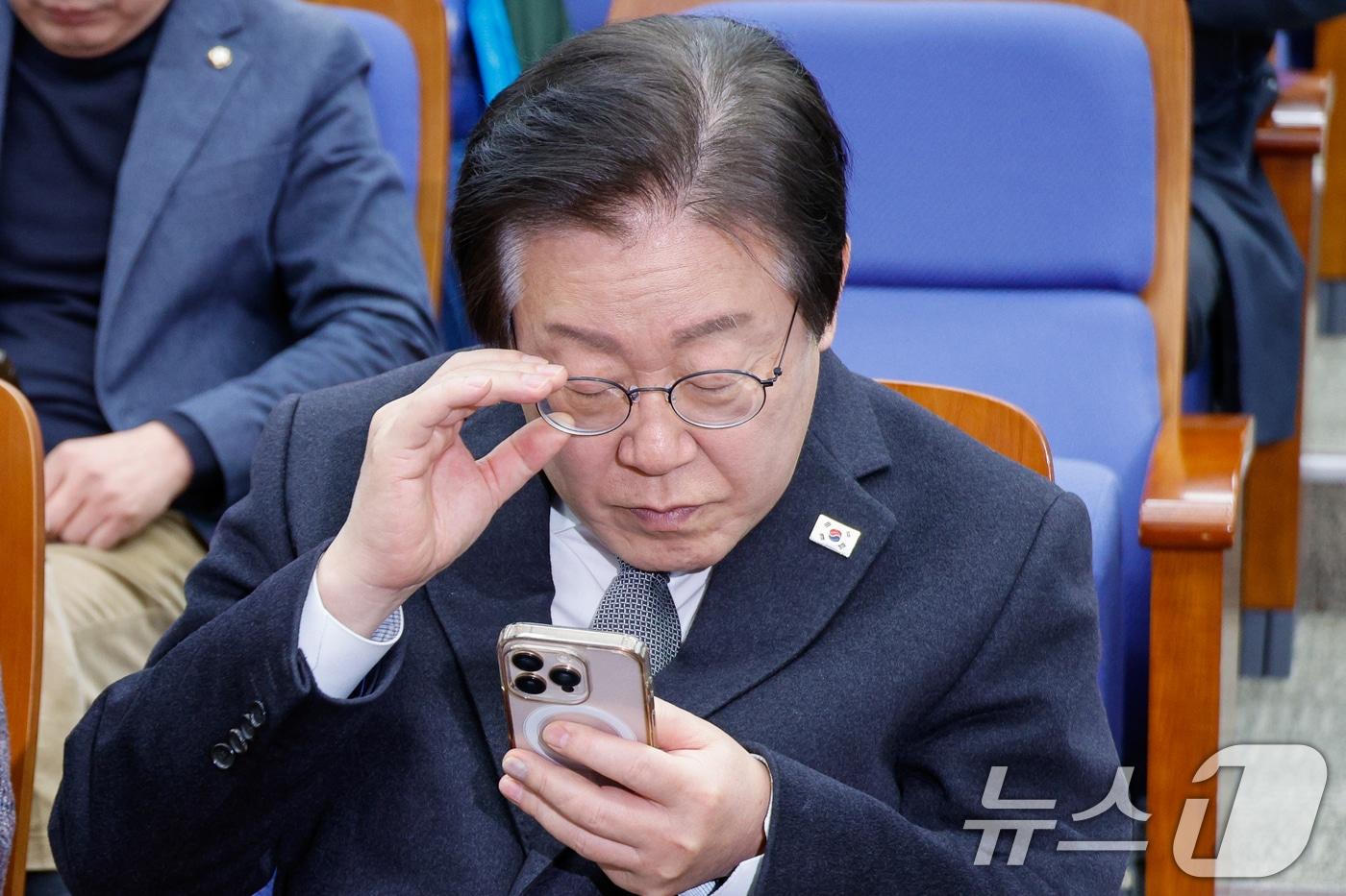 이재명 더불어민주당 대표가 19일 오후 서울 여의도 국회에서 열린 비상의원총회에 참석해 휴대전화를 확인하고 있다. 2025.1.19/뉴스1 ⓒ News1 안은나 기자