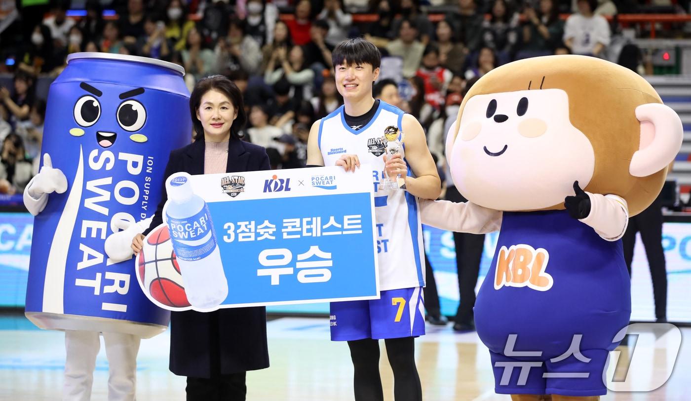 19일 오후 부산 사직실내체육관에서 열린 2024-2025 KCC 프로농구 올스타전 덩크 콘테스트 결선에서 1위를 차지한 삼성 최성모가 기념촬영을 하고 있다. 2025.1.19/뉴스1 ⓒ News1 윤일지 기자