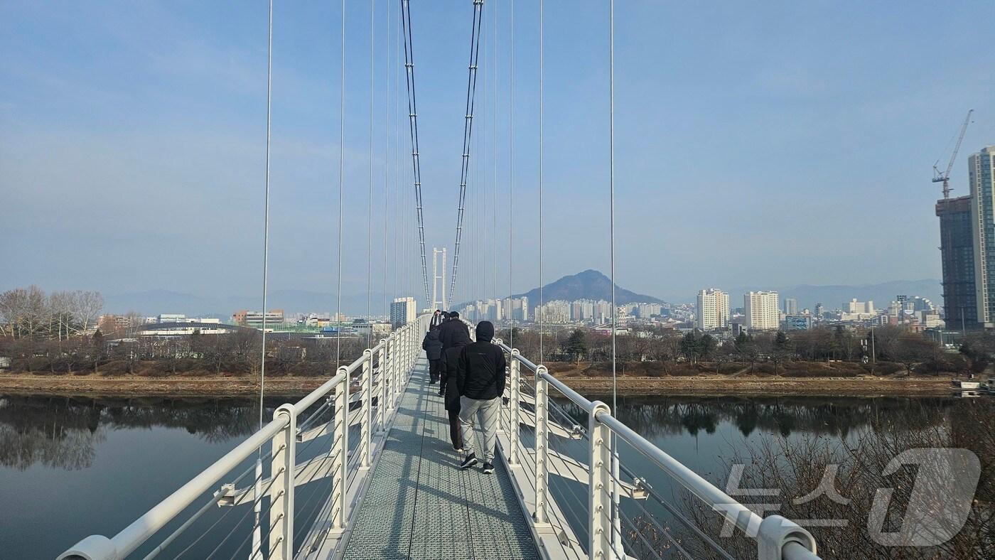 본문 이미지 - 19일 오후 1시쯤 강원 춘천 근화동 '춘천사이로 248'를 찾은 관광객과 시민들이 출렁다리를 건너고 있다.2025.1.19 한귀섭 기자