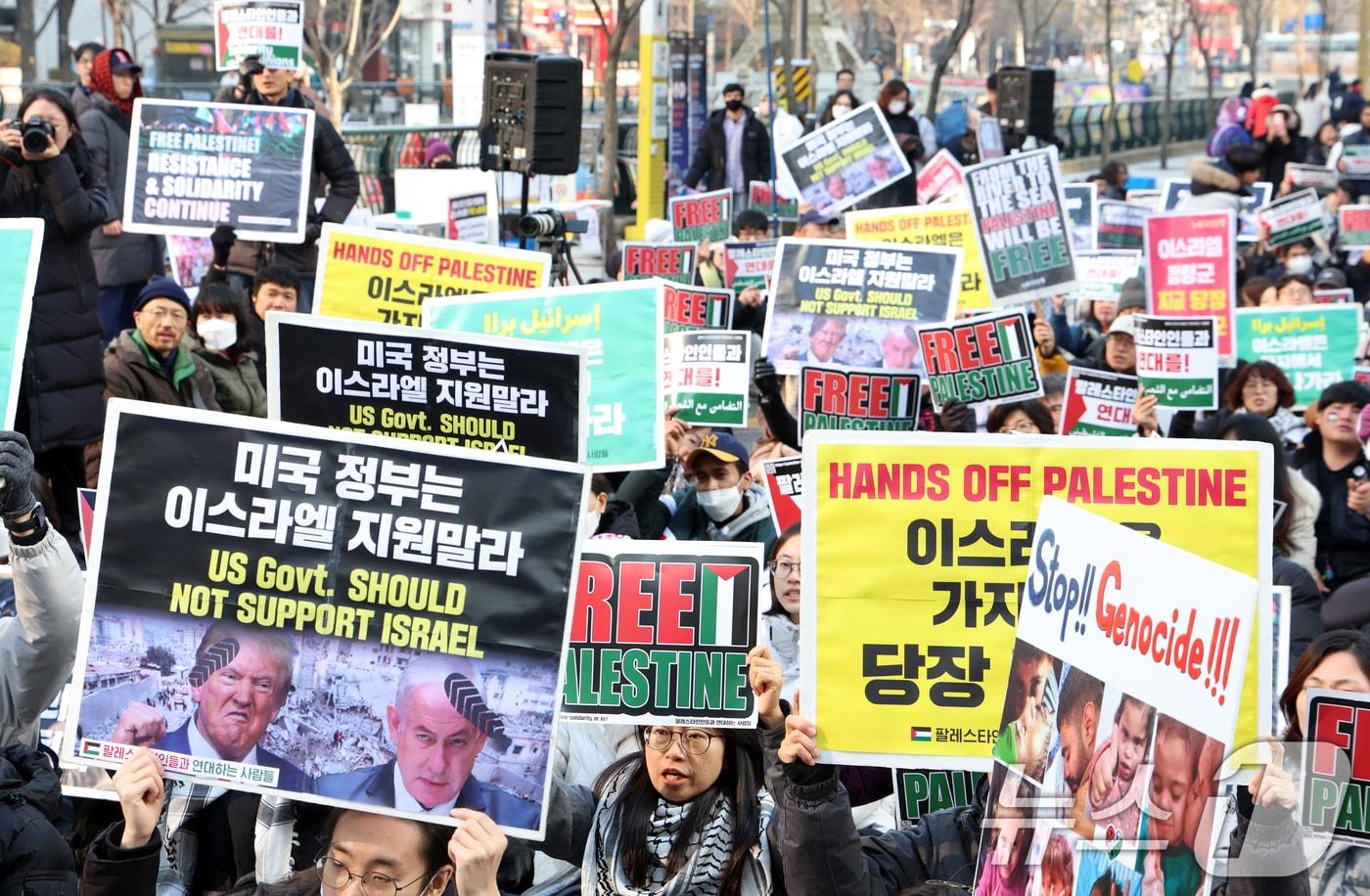 본문 이미지 - 팔레스타인들과연대하는사람들이 19일 서울 중구 주한이스라엘대사관 맞은편 도로에서 열린 1·19국제행동의날 팔레스타인연대집회·행진에서 구호를 외치고 있다. (사진은 기사 내용과 무관함) / 뉴스1 ⓒ News1