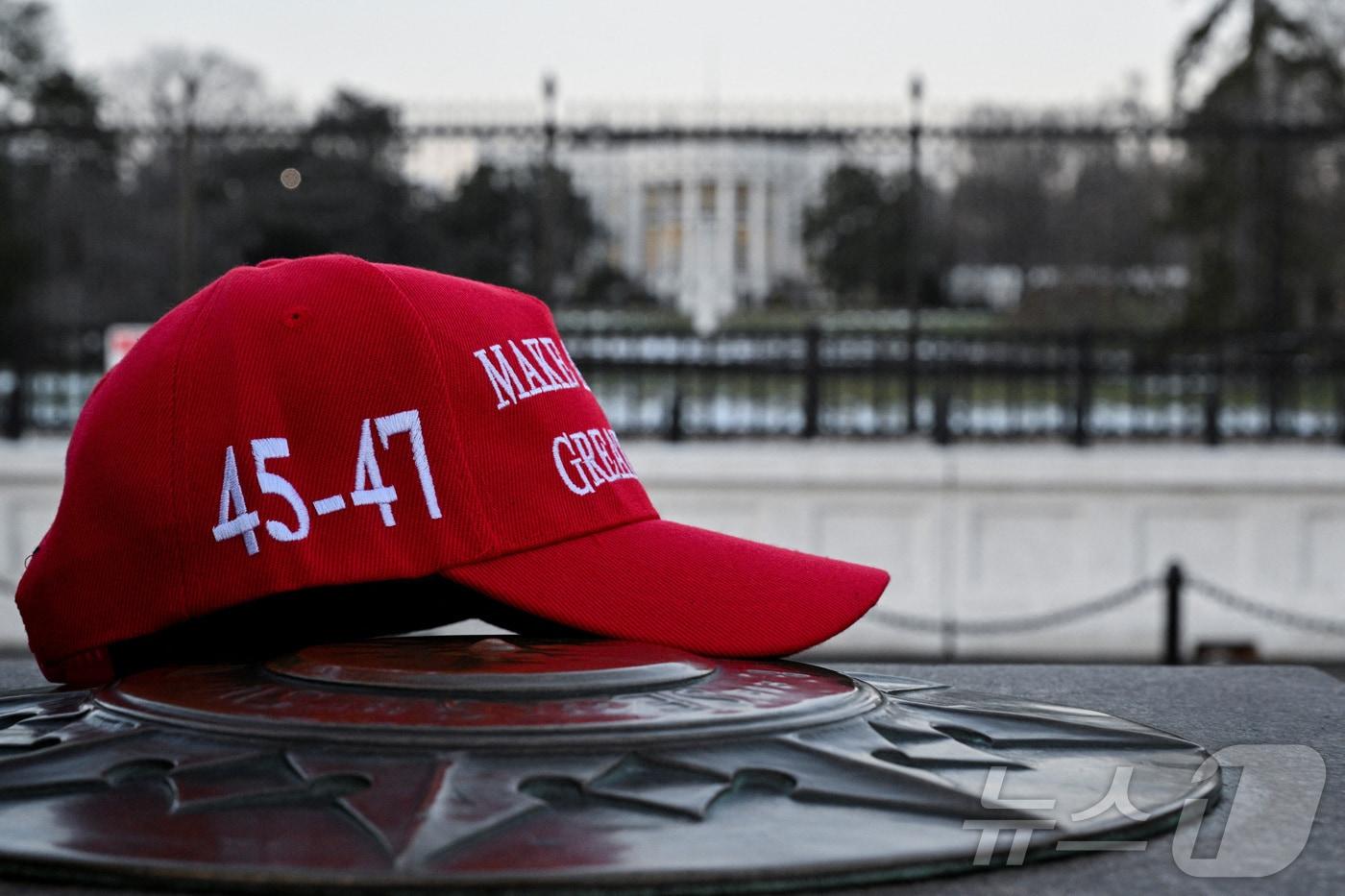 도널드 트럼프 미국 대통령 당선인의 취임을 이틀 앞둔 18일(현지시간) 워싱턴DC 백악관 앞 한 장소에 트럼프를 상징하는 구호인 'MAGA' 문구가 새겨진 빨간 모자가 놓여 있다. ⓒ 로이터=뉴스1 ⓒ News1 류정민 특파원