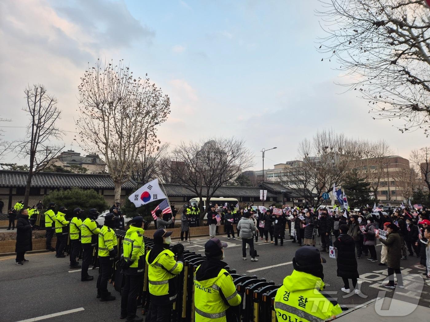 본문 이미지 - 19일 오후 윤석열 대통령 지지자들이 서울 종로구 헌법재판소 방향으로 행진하고 있다. ⓒ 뉴스1 남해인 기자