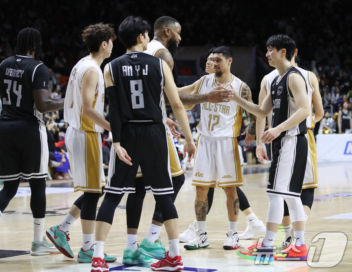 본문 이미지 - 19일 오후 부산 사직실내체육관에서 열린 2024-2025 KCC 프로농구 올스타전 팀 크블몽과 팀 공아지의 경기에서 양팀 선수들이 인사를 나누고 있다. 2025.1.19/뉴스1 ⓒ News1 윤일지 기자