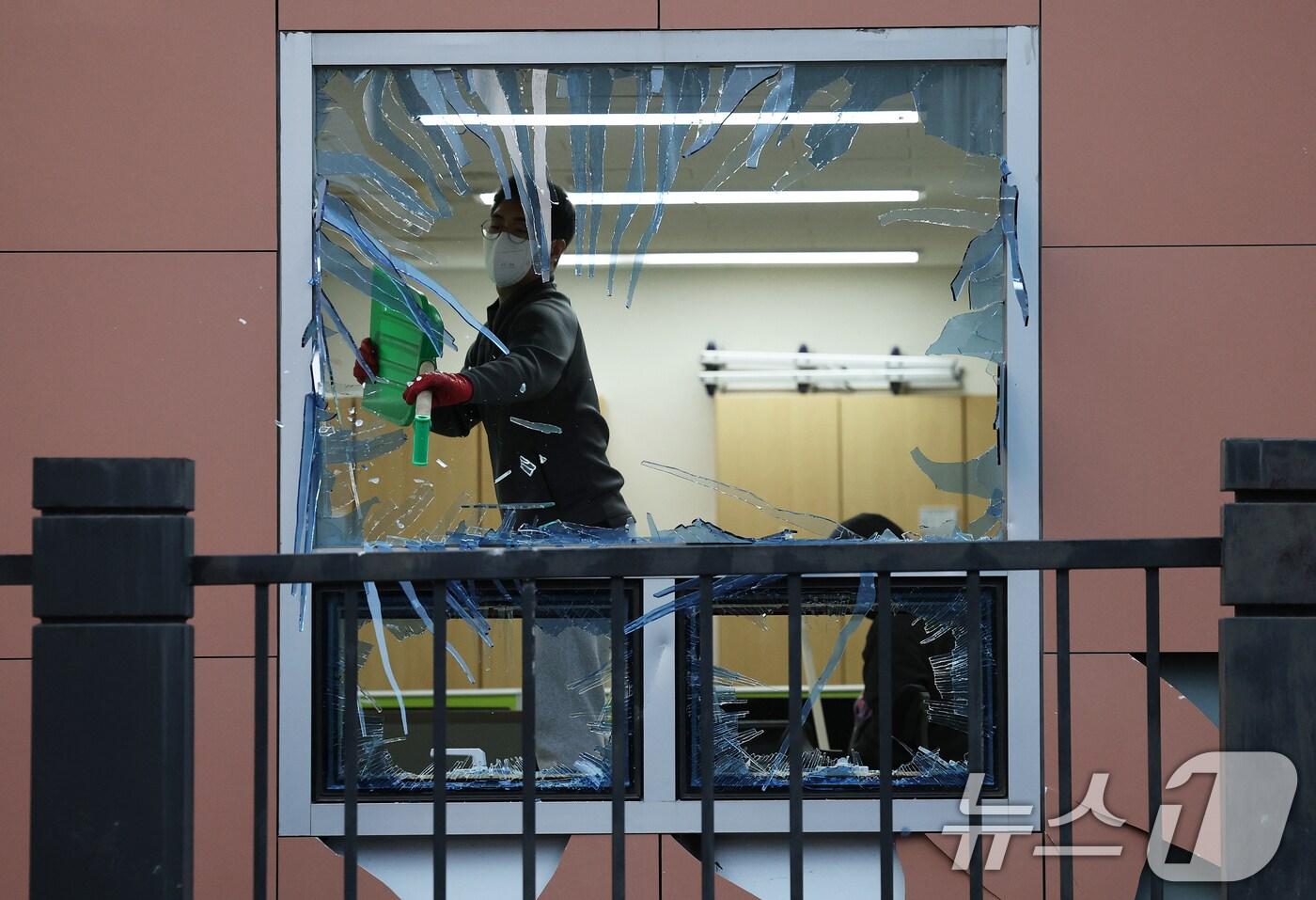 19일 오후 윤석열 대통령 지지자들의 폭력 난입 사태가 발생한 서울 마포구 서울서부지방법원에서 관계자들이 파손된 유리창 등 폐기물을 치우고 있다. 2025.1.19/뉴스1 ⓒ News1 오대일 기자