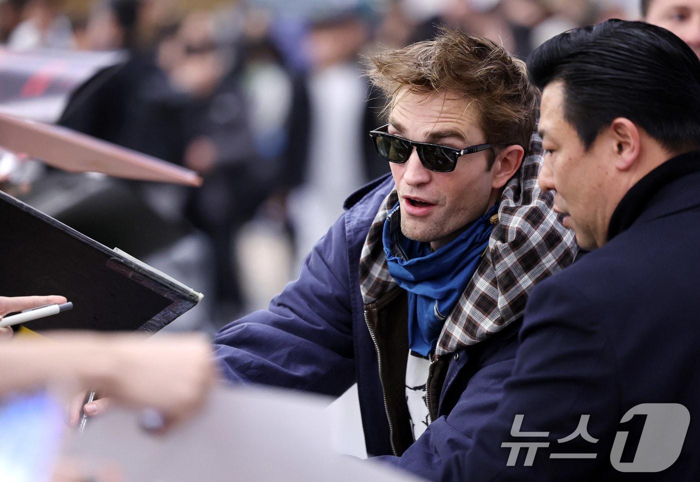 영국 출신 배우 로버트 패틴슨이 19일 오후 인천국제공항으로 입국해 팬들에게 사인을 해주고 있다. 이번에 처음 한국을 찾은 로버트 패틴슨은 봉준호 감독과 함께 오는 20일 오전 '미키 17' 푸티지 상영 후 기자간담회를 진행한다. 또한 팬들과도 무대인사 등 직접 만남의 자리를 가질 예정이다. 2025.1.19/뉴스1 ⓒ News1 박지혜 기자