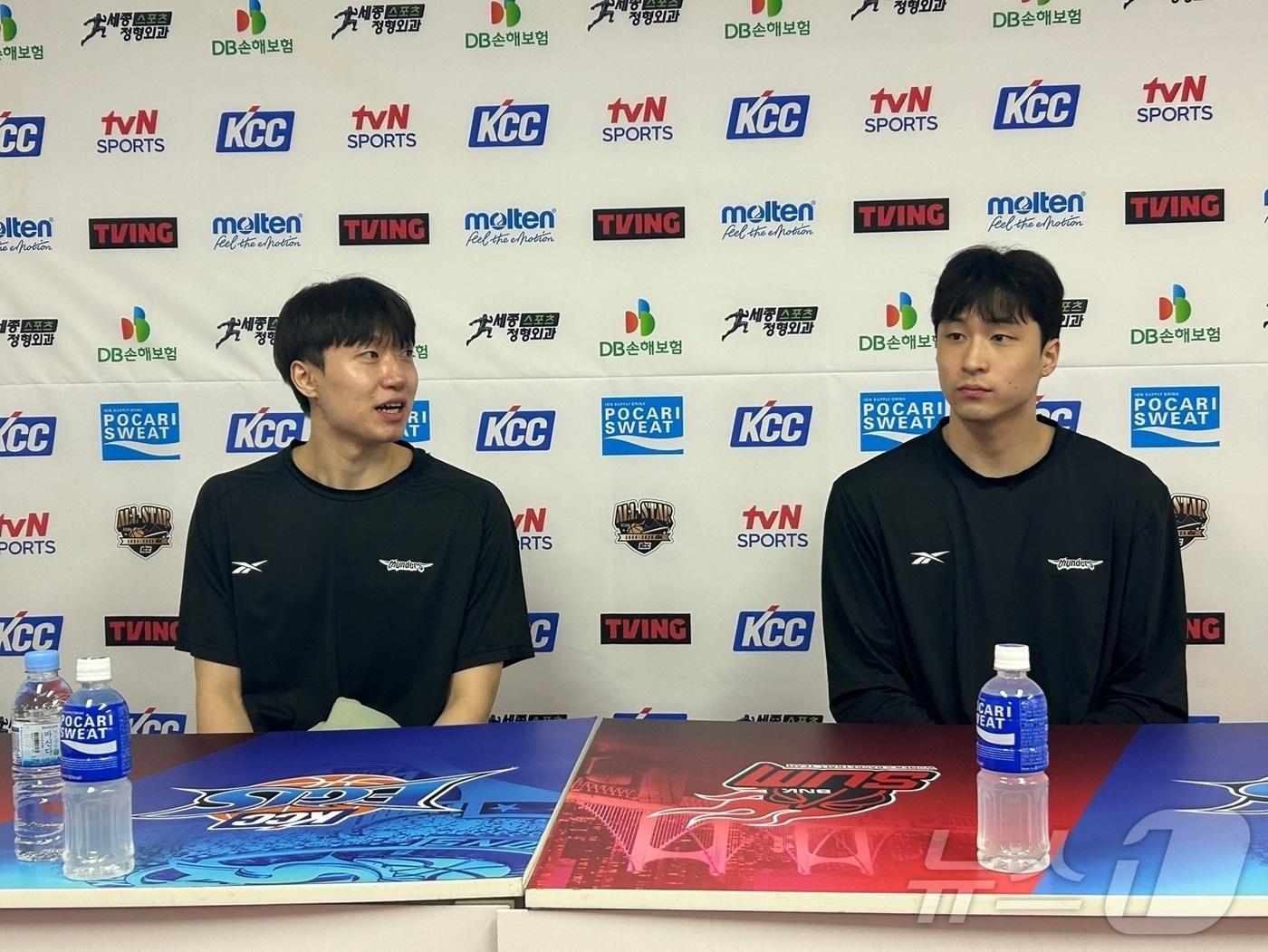 본문 이미지 -  19일 부산 사직체육관에서 열린 2024-25 KCC 프로농구 올스타전에서 3점 슛 콘테스트에서 우승한 최성모&#40;왼쪽&#41;와 덩크슛 콘테스트 우승자 조준희&#40;오른쪽&#41;. 2025.1.19/뉴스1 ⓒ News1 문대현 기자