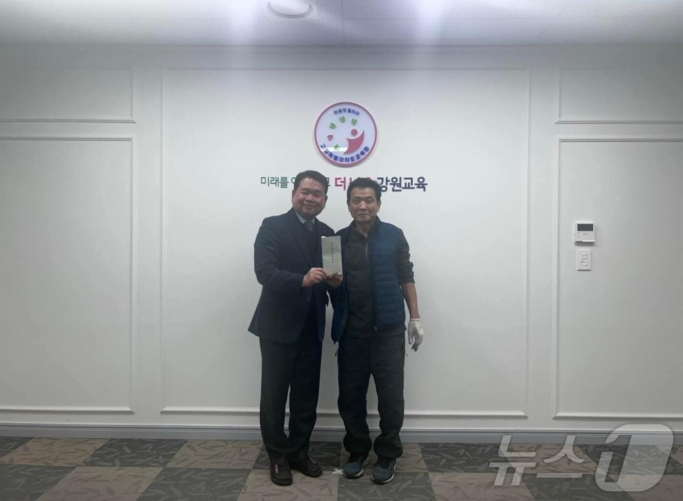 본문 이미지 - 신경호 강원교육감이 최근 본청 교육감실에서 암 투병 사실이 알려진 구두닦이 유 모씨(75)에게 봉투를 전달했다.(신경호 교육감 SNS 캡처)