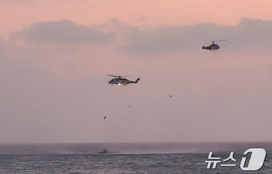 본문 이미지 - 19일 오후 5시 4분께 군산시 직도 남서쪽 46㎞ 해상에서 9.77톤 어선이 전복되는 사고가 발생했다.&#40;군산해경 제공&#41; 2025.1.19/뉴스1