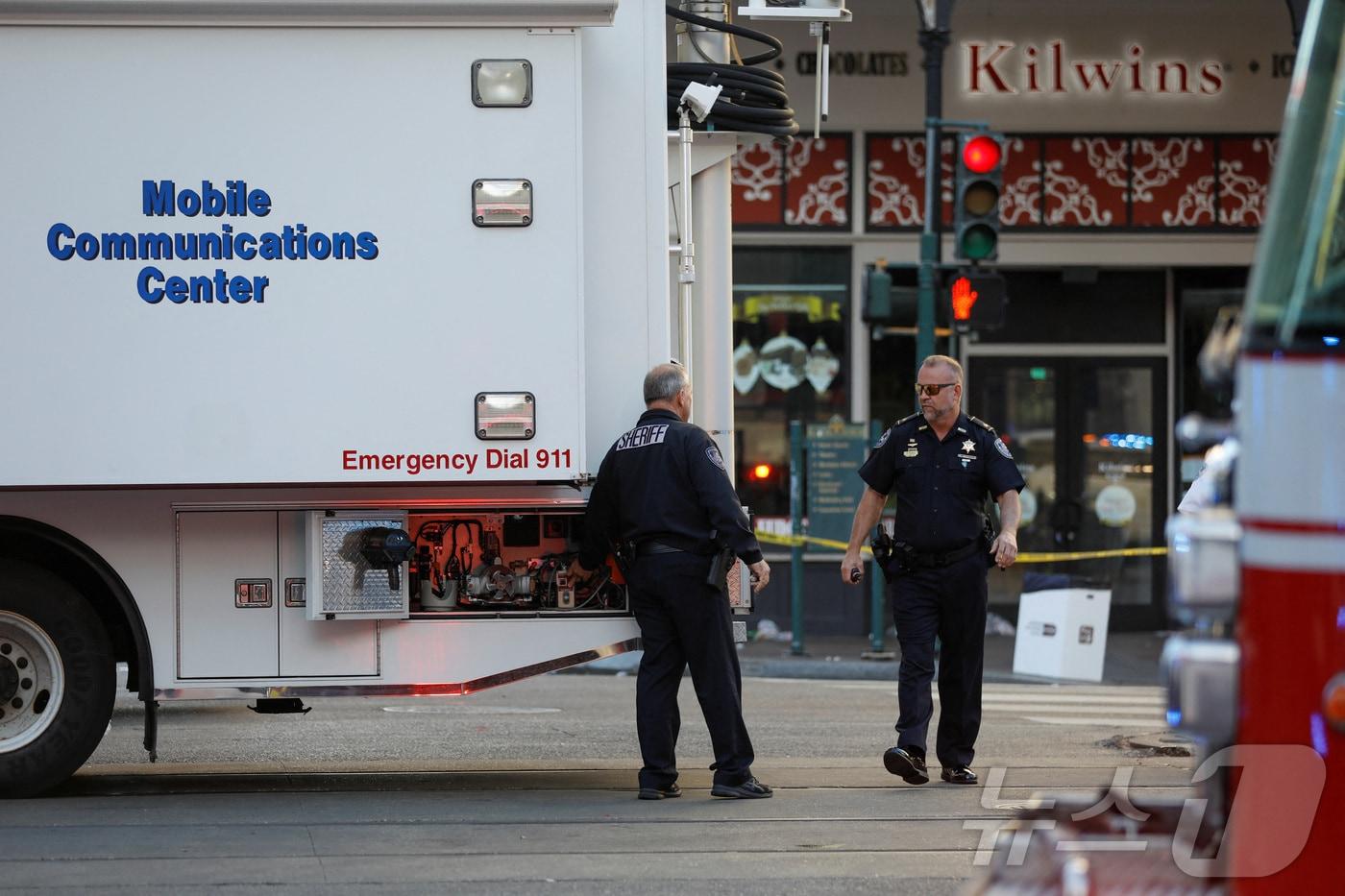 1일&#40;현지시간&#41; 미국 루이지애나주 뉴올리언스의 트럭 돌진 사건 현장에 경찰관들이 순찰을 돌고 있다. 2025.01.01 ⓒ 로이터=뉴스1 ⓒ News1 정지윤 기자