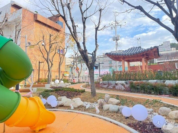 본문 이미지 - 리모델링을 마친 부산 금정구 기찰공원 전경.(금정구 제공)