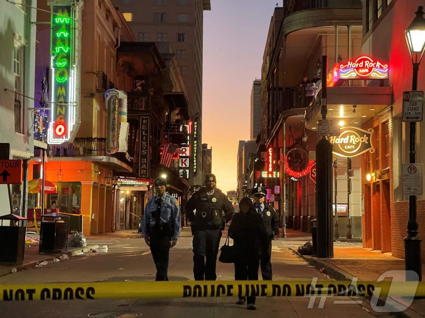 본문 이미지 - 1일(현지시간) 루이지애나주 뉴올리언스의 프렌치 쿼터의 버번 스트리트에서 새해를 맞이하던 인파를 향해 흰색 픽업 트럭이 돌진하며 운전자가 총을 난사해 최소 10명이 숨진 현장을 경찰이 통제하고 있다. 2025.01.02 ⓒ AFP=뉴스1 ⓒ News1 우동명 기자