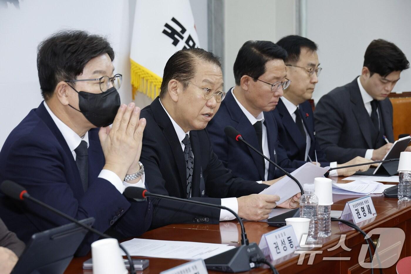 본문 이미지 - 권영세 국민의힘 비상대책위원장이 2일 오전 서울 여의도 국회에서 열린 비상대책위원회의에서 모두발언을 하고 있다. 2025.1.2/뉴스1 ⓒ News1 안은나 기자
