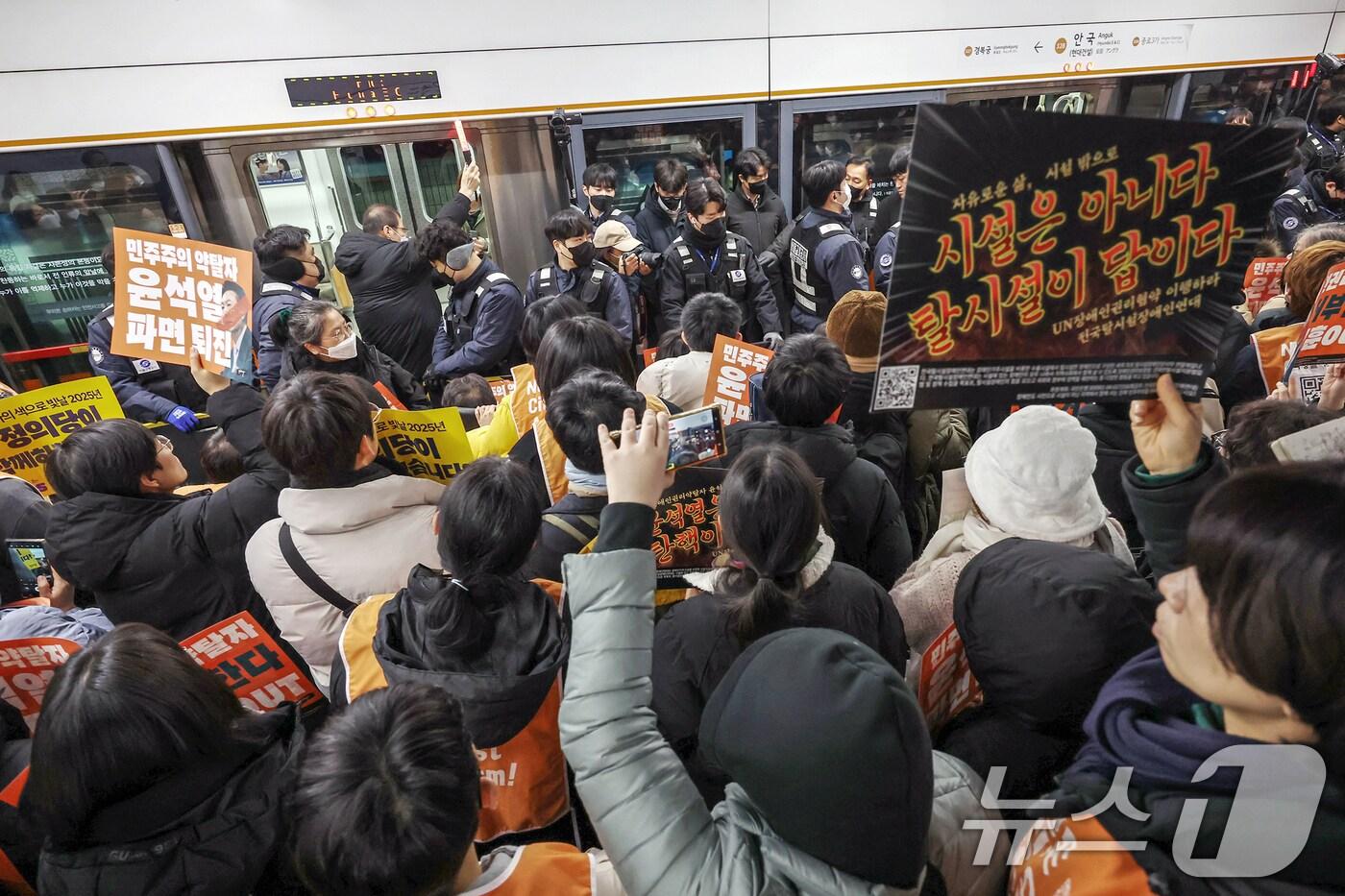 전국장애인차별철폐연대(전장연) 관계자들이 새해 첫 출근길 지하철 탑승 시위에 나선 모습. 2025.1.2/뉴스1 ⓒ News1 민경석 기자