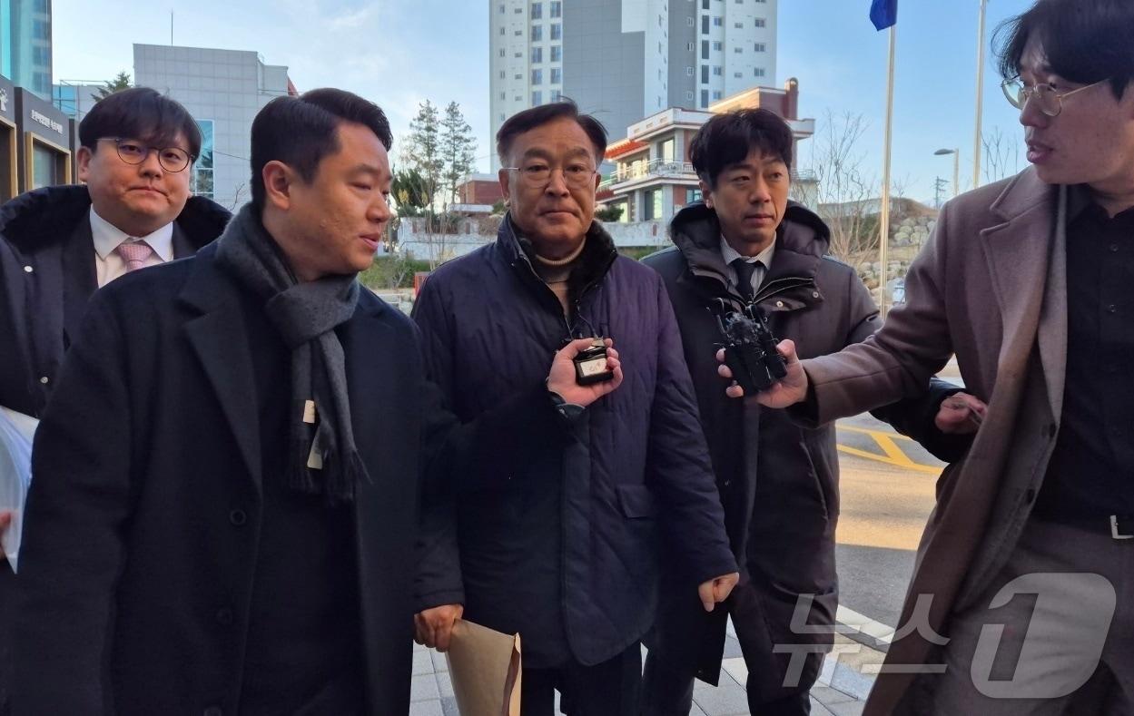 본문 이미지 - 여성민원인을 상대로 한 성비위와 금품수수 등의 의혹을 받는 김진하 양양군수가 2일 구속 전 피의자 심문(영장실질심사)을 받기 위해 춘천지법 속초지원에 들어서고 있다. 2025.1.2/뉴스1 ⓒ News1 윤왕근 기자