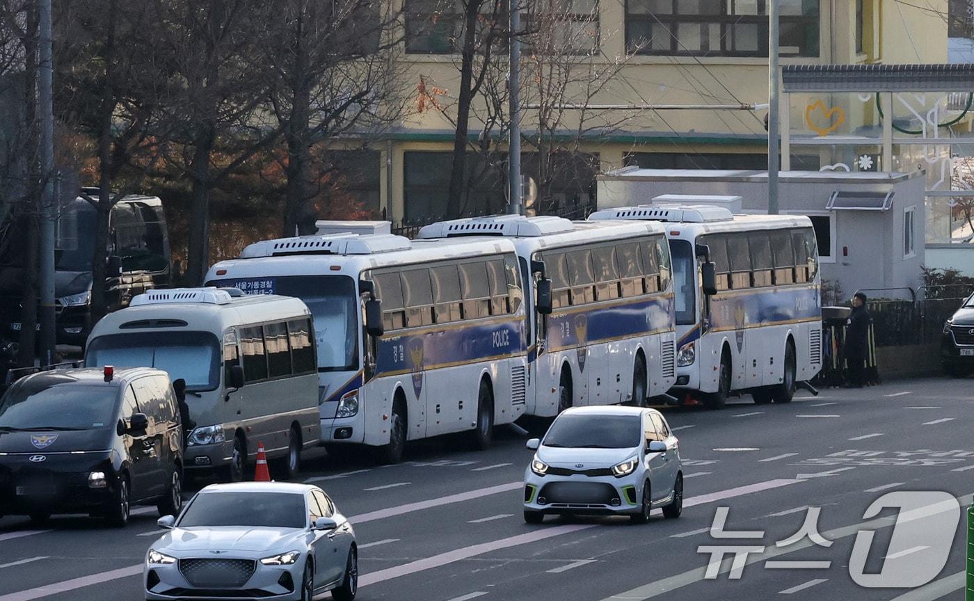 본문 이미지 - 2일 서울 용산구 윤석열 대통령 관저 입구가 통제 되고 있다. 공수처는 '12·3 비상계엄 사태'로 내란 혐의를 받는 윤석열 대통령 체포영장을 유효기간인 6일 이내에 집행하겠다고 밝혔다. 2025.1.2/뉴스1 ⓒ News1 박세연 기자