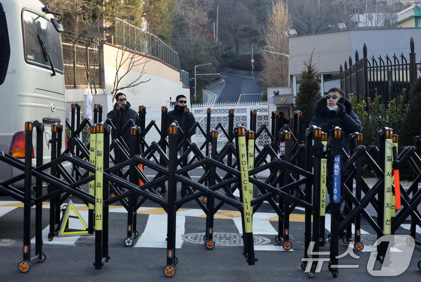 본문 이미지 - 2일 서울 용산구 윤석열 대통령 관저 입구가 통제 되고 있다. 공수처는 '12·3 비상계엄 사태'로 내란 혐의를 받는 윤석열 대통령 체포영장을 유효기간인 6일 이내에 집행하겠다고 밝혔다. 2025.1.2/뉴스1 ⓒ News1 박세연 기자