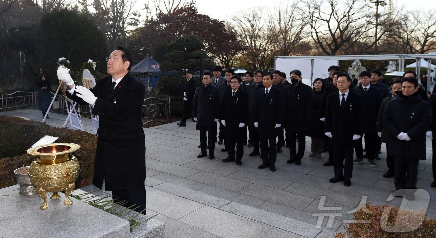유정복 인천시장이 2일 2025년 을사년 새해를 맞아 미추홀구 수봉공원 현충탑에서 참배를 하고 있다.(인천시 제공)2025.1.2/뉴스1