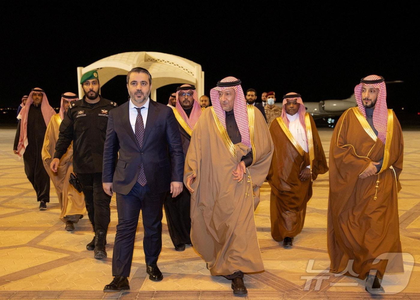 본문 이미지 - 아사드 하산 알 시바니 시리아 신임 외무장관&#40;앞에서 맨 왼쪽&#41;이 1일&#40;현지시간&#41; 사우디아라비아 리야드 국제공항에 도착해 왈리드 빈 압둘카림 엘 케레이지 사우디 외무차관의 환영을 받으며 걷고 있다. 2025.01.01 ⓒ 로이터=뉴스1 ⓒ News1 정지윤 기자