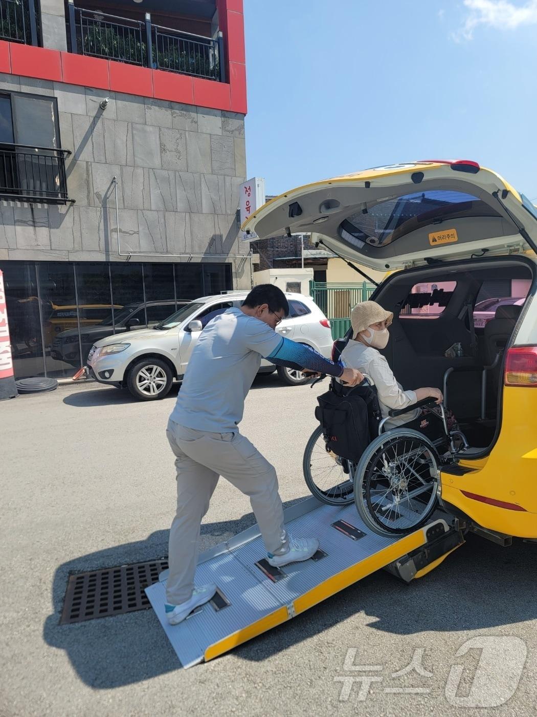 본문 이미지 -  정읍시 장애인 행복 콜택시(이하 정읍센터)가 전북도 광역 이동지원센터 평가에서 2024년 최우수센터로 선정됐다.(정읍시 제공)2025.1.2/뉴스1