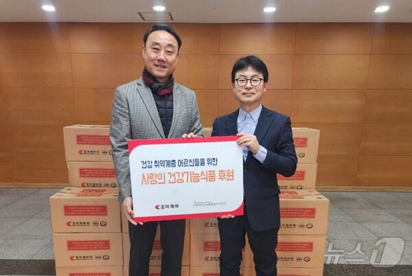 본문 이미지 - 마정욱 은평어르신돌봄통합지원센터장(왼쪽)과 고정관 조아제약 기획홍보실장이 '잘보톤' 기부 전달식 후 기념 촬영을 하고 있다.(조아제약 제공)/뉴스1