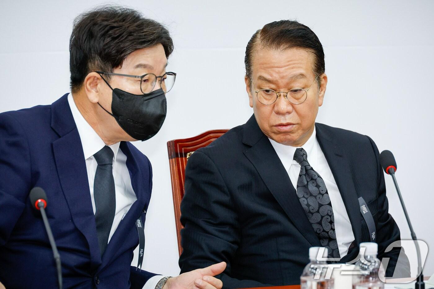 권영세 국민의힘 비상대책위원장(오른쪽)과 권성동 원내대표가 2일 오전 서울 여의도 국회에서 열린 비상대책위원회의에 참석해 대화를 나누고 있다. 2025.1.2/뉴스1 ⓒ News1 안은나 기자