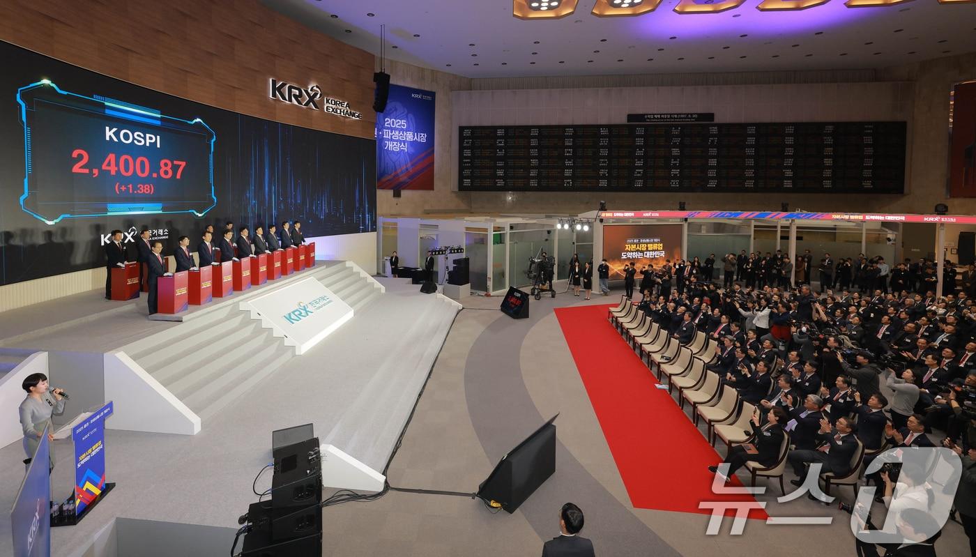 서울 여의도 한국거래소에서 열린 '2025 증권·파생상품시장 개장식'에서 정은보 한국거래소 이사장을 비롯한 참석자들이 증시 개장을 알리고 있다. (공동취재)2025.1.2/뉴스1 ⓒ News1 송원영 기자