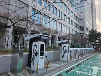 본문 이미지 - 대전시청 동측 지상주차장에 설치한 전기차 충전시설.(대전시 제공)/뉴스1