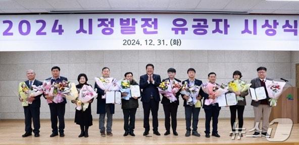 본문 이미지 - 강원 태백시의 '2024 시정발전 유공자 시상식'이 지난달 31일 시청 회의실에서 개최됐다. (태백시 제공) 2025.1.1/뉴스1