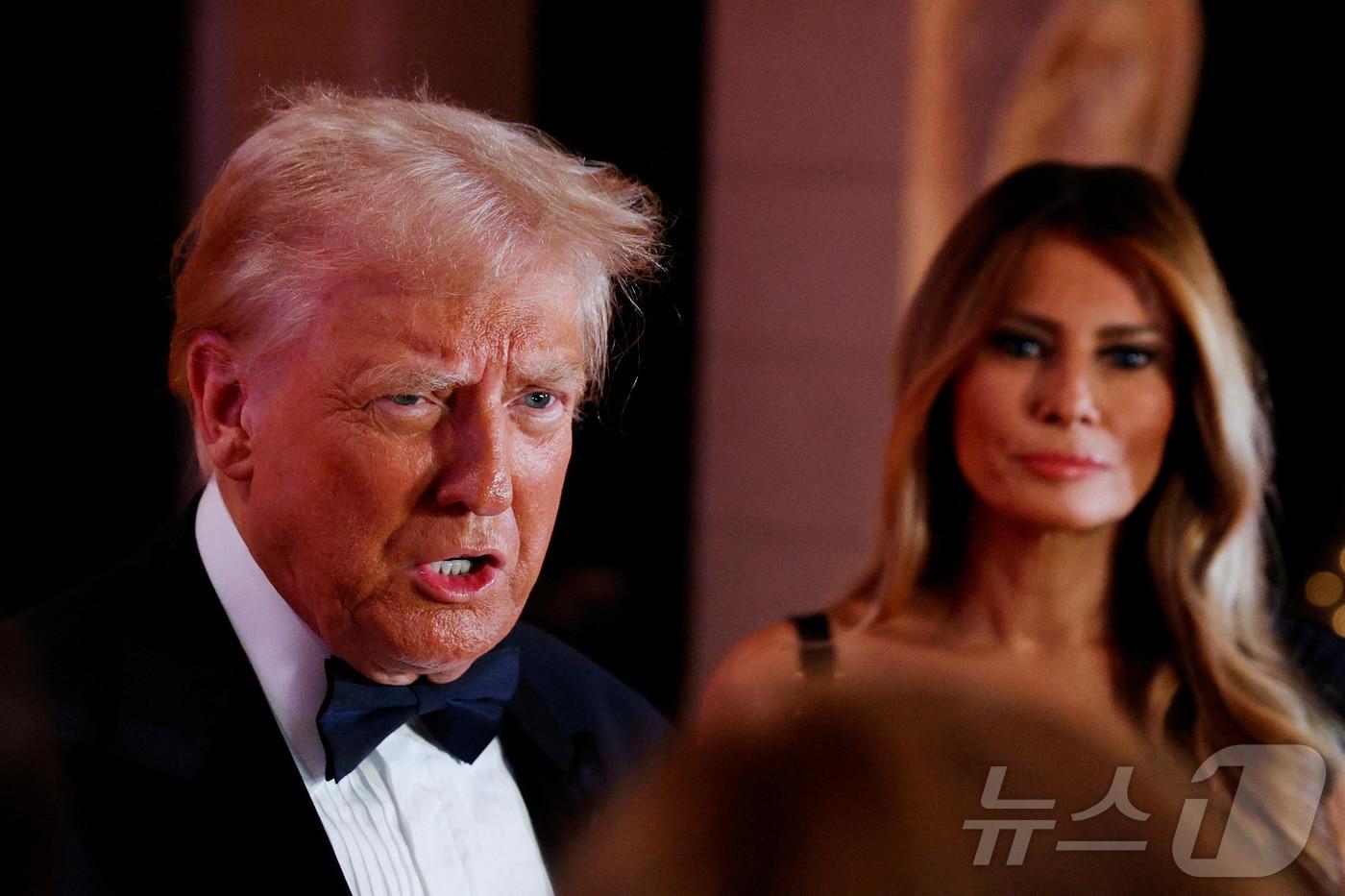 도널드 트럼프 미국 대통령 당선인이 31일(현지시간) 플로리다주 팜비치의 마러라고에서 열린 신년 전야 행사에 부인 멜라니아 여사와 참석을 하고 있다. 2025.01.02 ⓒ 로이터=뉴스1 ⓒ News1 우동명 기자